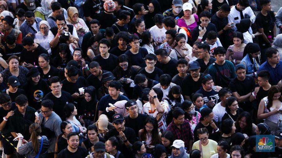 Penonton konser Coldplay di Stadion Utama Gelora Bung Karno terlihat padat, Rabu (15/11/2023). (CNBC Indonesia/Tri Susilo)