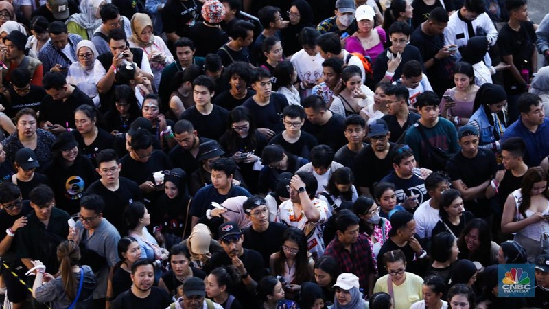 Penonton konser Coldplay di Stadion Utama Gelora Bung Karno terlihat padat, Rabu (15/11/2023). (CNBC Indonesia/Tri Susilo)
