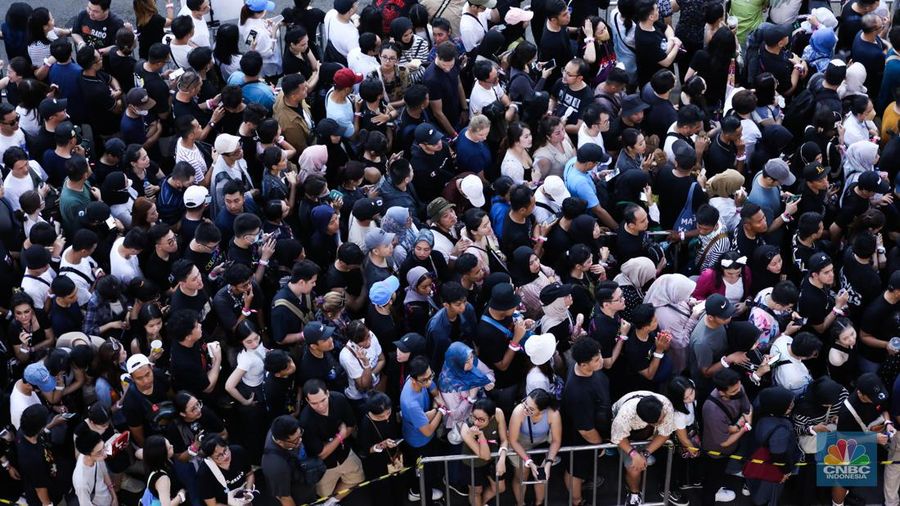 Penonton konser Coldplay di Stadion Utama Gelora Bung Karno terlihat padat, Rabu (15/11/2023). (CNBC Indonesia/Tri Susilo)