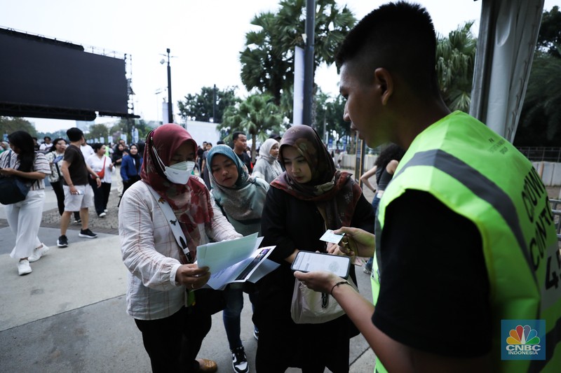 Penonton konser Coldplay di Stadion Utama Gelora Bung Karno terlihat padat, Rabu (15/11/2023). (CNBC Indonesia/Tri Susilo) Penonton konser Coldplay di Stadion Utama Gelora Bung Karno terlihat padat, Rabu (15/11/2023). (CNBC Indonesia/Tri Susilo)