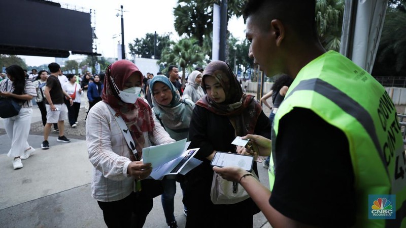 Penonton konser Coldplay di Stadion Utama Gelora Bung Karno terlihat padat, Rabu (15/11/2023). (CNBC Indonesia/Tri Susilo)