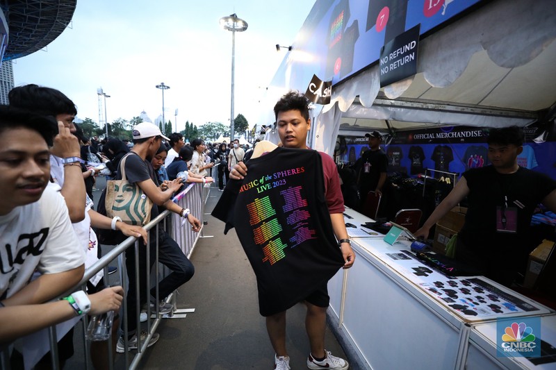 Penonton konser Coldplay di Stadion Utama Gelora Bung Karno terlihat padat, Rabu (15/11/2023). (CNBC Indonesia/Tri Susilo)