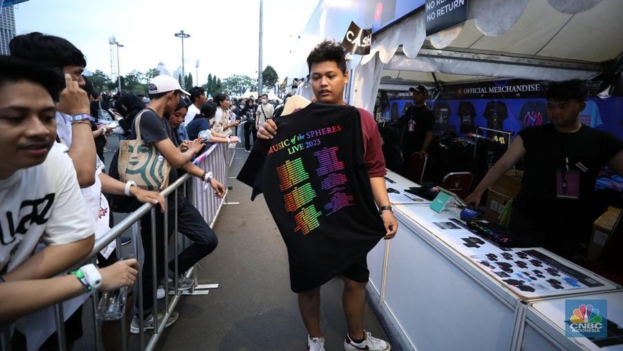 Penonton konser Coldplay di Stadion Utama Gelora Bung Karno terlihat padat, Rabu (15/11/2023). (CNBC Indonesia/Tri Susilo)