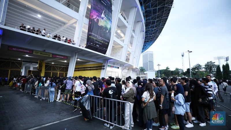 Penonton konser Coldplay di Stadion Utama Gelora Bung Karno terlihat padat, Rabu (15/11/2023). (CNBC Indonesia/Tri Susilo)