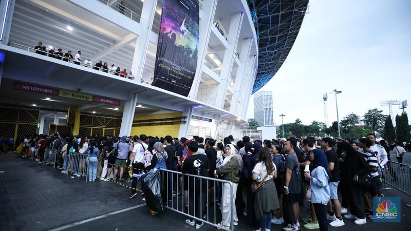 Penonton konser Coldplay di Stadion Utama Gelora Bung Karno terlihat padat, Rabu (15/11/2023). (CNBC Indonesia/Tri Susilo)