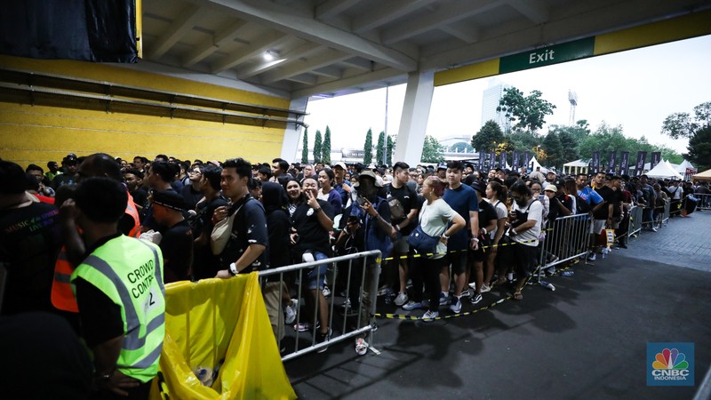 Penonton konser Coldplay di Stadion Utama Gelora Bung Karno terlihat padat, Rabu (15/11/2023). (CNBC Indonesia/Tri Susilo)