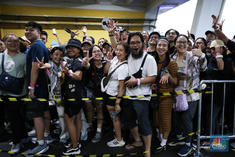 Penonton konser Coldplay di Stadion Utama Gelora Bung Karno terlihat padat, Rabu (15/11/2023). (CNBC Indonesia/Tri Susilo)