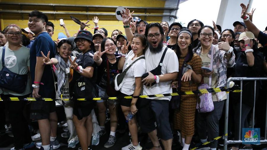 Penonton konser Coldplay di Stadion Utama Gelora Bung Karno terlihat padat, Rabu (15/11/2023). (CNBC Indonesia/Tri Susilo)