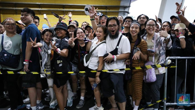 Penonton konser Coldplay di Stadion Utama Gelora Bung Karno terlihat padat, Rabu (15/11/2023). (CNBC Indonesia/Tri Susilo)