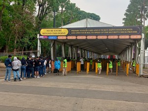 Antisipasi Hujan, Penonton Konser Coldplay Boleh Masuk Lebih Awal
