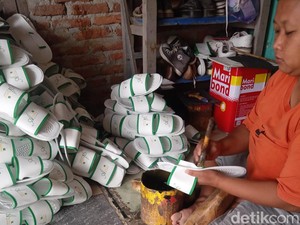 Merawat Asa Perajin Sandal di Desa Kebarepan Cirebon
