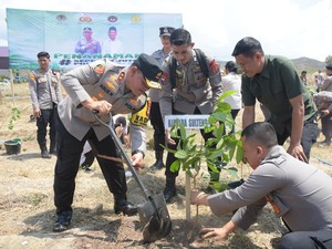 Polda Sulteng Tanam 1.000 Bibit Pohon Wujudkan Lingkungan Hijau dan Bersih