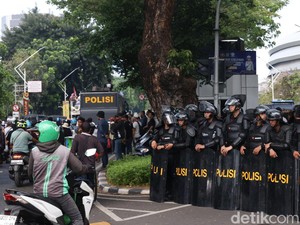 Kericuhan Warnai Massa Penolak Coldplay di Dekat GBK