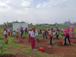 Arahan Kapolri, Polres Bogor Tanam 10 Ribu Pohon demi Cegah Banjir-Longsor