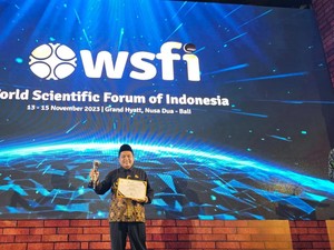 Prof Ahmad Taufiq Antar UM Sabet Anugerah Academic Leader Bidang Sains