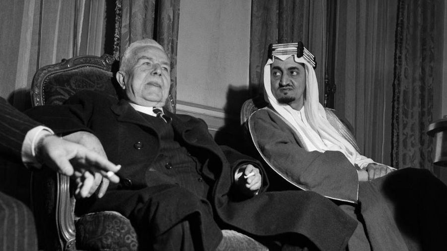 Raja Arab Saudi Faisal bin Abdulaziz Al Saud (kanan). (Photo by AFP/File Foto)