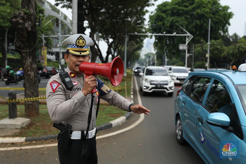 Sejumlah persiapan dilakukan untuk menyambut band asal Inggris, Coldplay yang akan konser pada hari ini, Rabu (15/11/2013) di Stadion Utama Gelora Bung Karno (SUGBK) Jakarta. Sejumlah persiapan dilakukan untuk menyambut band asal Inggris, Coldplay yang akan konser pada hari ini, Rabu (15/11/2013) di Stadion Utama Gelora Bung Karno (SUGBK) Jakarta. (CNBC Indonesia/Tri Susilo)