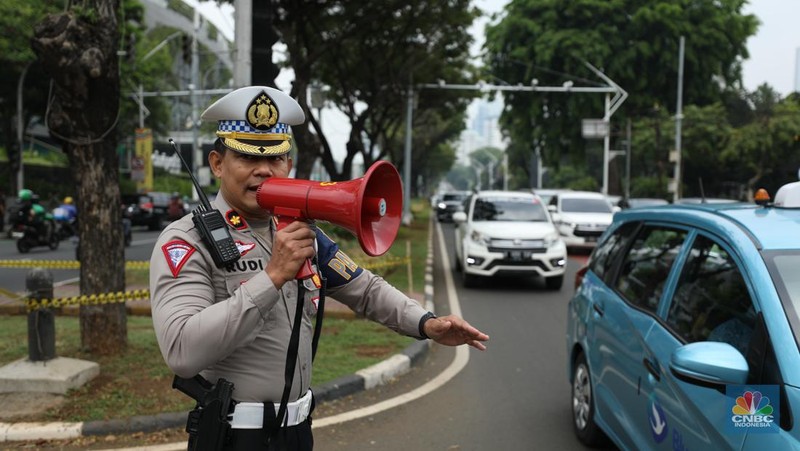 Sejumlah persiapan dilakukan untuk menyambut band asal Inggris, Coldplay yang akan konser pada hari ini, Rabu (15/11/2013) di Stadion Utama Gelora Bung Karno (SUGBK) Jakarta. (CNBC Indonesia/Tri Susilo)