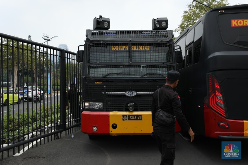 Sejumlah persiapan dilakukan untuk menyambut band asal Inggris, Coldplay yang akan konser pada hari ini, Rabu (15/11/2013) di Stadion Utama Gelora Bung Karno (SUGBK) Jakarta. Sejumlah persiapan dilakukan untuk menyambut band asal Inggris, Coldplay yang akan konser pada hari ini, Rabu (15/11/2013) di Stadion Utama Gelora Bung Karno (SUGBK) Jakarta. (CNBC Indonesia/Tri Susilo)