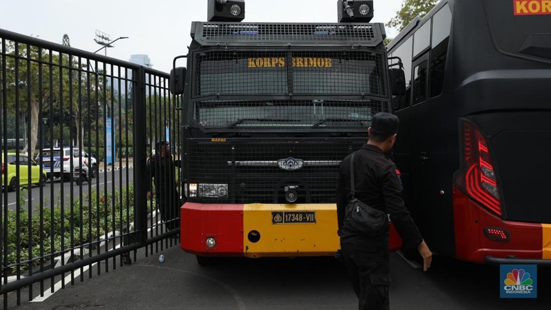 Sejumlah persiapan dilakukan untuk menyambut band asal Inggris, Coldplay yang akan konser pada hari ini, Rabu (15/11/2013) di Stadion Utama Gelora Bung Karno (SUGBK) Jakarta. (CNBC Indonesia/Tri Susilo)
