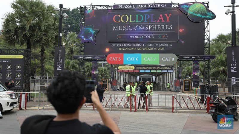 Sejumlah persiapan dilakukan untuk menyambut band asal Inggris, Coldplay yang akan konser pada hari ini, Rabu (15/11/2013) di Stadion Utama Gelora Bung Karno (SUGBK) Jakarta. Sejumlah persiapan dilakukan untuk menyambut band asal Inggris, Coldplay yang akan konser pada hari ini, Rabu (15/11/2013) di Stadion Utama Gelora Bung Karno (SUGBK) Jakarta. (CNBC Indonesia/Tri Susilo)