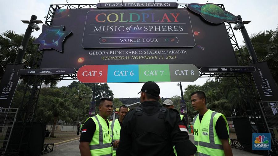 Sejumlah persiapan dilakukan untuk menyambut band asal Inggris, Coldplay yang akan konser pada hari ini, Rabu (15/11/2013) di Stadion Utama Gelora Bung Karno (SUGBK) Jakarta. (վ/Tri Susilo)