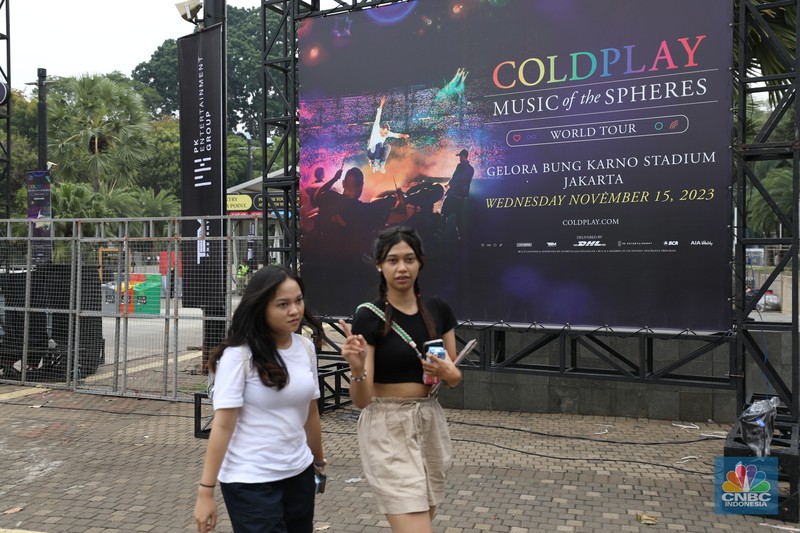 Sejumlah persiapan dilakukan untuk menyambut band asal Inggris, Coldplay yang akan konser pada hari ini, Rabu (15/11/2013) di Stadion Utama Gelora Bung Karno (SUGBK) Jakarta. Sejumlah persiapan dilakukan untuk menyambut band asal Inggris, Coldplay yang akan konser pada hari ini, Rabu (15/11/2013) di Stadion Utama Gelora Bung Karno (SUGBK) Jakarta. (CNBC Indonesia/Tri Susilo)