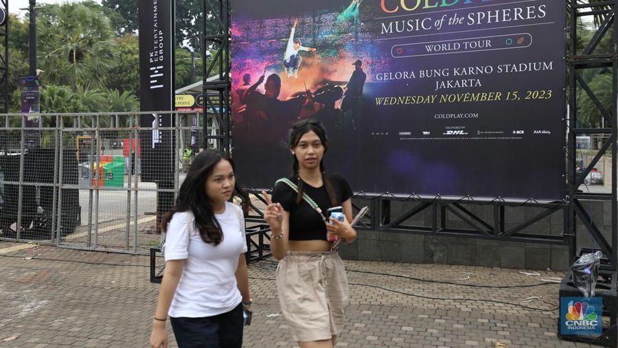 Sejumlah persiapan dilakukan untuk menyambut band asal Inggris, Coldplay yang akan konser pada hari ini, Rabu (15/11/2013) di Stadion Utama Gelora Bung Karno (SUGBK) Jakarta. (վ/Tri Susilo)
