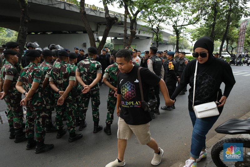 Sejumlah persiapan dilakukan untuk menyambut band asal Inggris, Coldplay yang akan konser pada hari ini, Rabu (15/11/2013) di Stadion Utama Gelora Bung Karno (SUGBK) Jakarta. Sejumlah persiapan dilakukan untuk menyambut band asal Inggris, Coldplay yang akan konser pada hari ini, Rabu (15/11/2013) di Stadion Utama Gelora Bung Karno (SUGBK) Jakarta. (CNBC Indonesia/Tri Susilo)