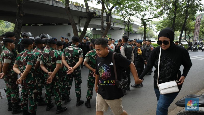 Sejumlah persiapan dilakukan untuk menyambut band asal Inggris, Coldplay yang akan konser pada hari ini, Rabu (15/11/2013) di Stadion Utama Gelora Bung Karno (SUGBK) Jakarta. (CNBC Indonesia/Tri Susilo)