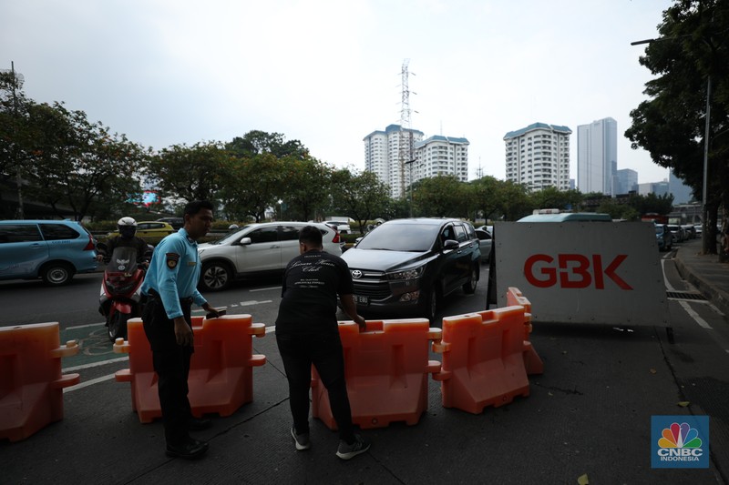 Sejumlah persiapan dilakukan untuk menyambut band asal Inggris, Coldplay yang akan konser pada hari ini, Rabu (15/11/2013) di Stadion Utama Gelora Bung Karno (SUGBK) Jakarta. (CNBC Indonesia/Tri Susilo)