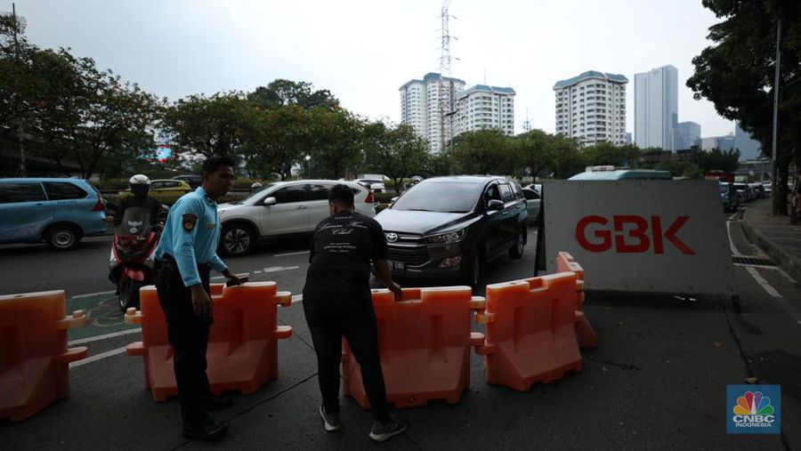 Sejumlah persiapan dilakukan untuk menyambut band asal Inggris, Coldplay yang akan konser pada hari ini, Rabu (15/11/2013) di Stadion Utama Gelora Bung Karno (SUGBK) Jakarta. (CNBC Indonesia/Tri Susilo)