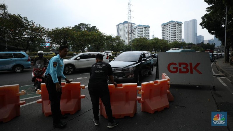 Sejumlah persiapan dilakukan untuk menyambut band asal Inggris, Coldplay yang akan konser pada hari ini, Rabu (15/11/2013) di Stadion Utama Gelora Bung Karno (SUGBK) Jakarta. (CNBC Indonesia/Tri Susilo)