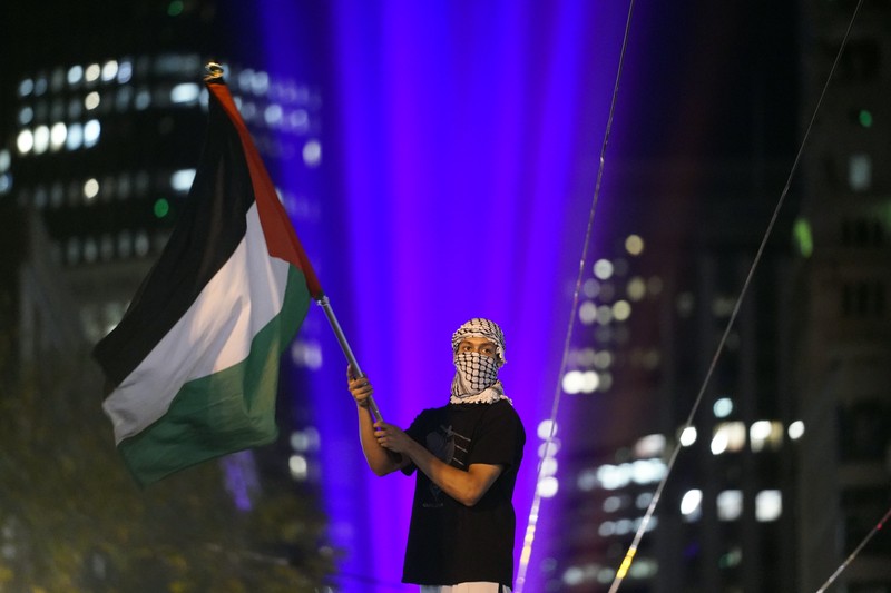 Para demonstran berbaris menentang perang Israel-Hamas bersamaan dengan KTT APEC yang berlangsung Selasa, 14 November 2023, di San Francisco. (AP Photo/Godofredo A. Vásquez)