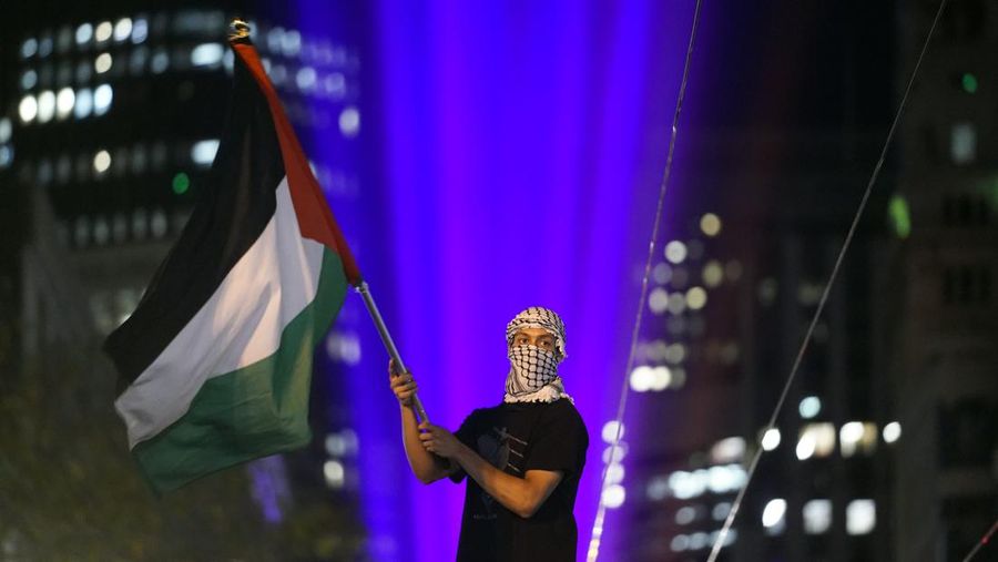 Seorang pengunjuk rasa mengibarkan bendera Palestina saat melakukan protes menentang perang Israel-Hamas bersamaan dengan KTT APEC yang berlangsung Selasa, 14 November 2023, di San Francisco. (AP Photo/Godofredo A. Vásquez)