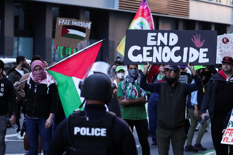 Para demonstran berbaris menentang perang Israel-Hamas bersamaan dengan KTT APEC yang berlangsung Selasa, 14 November 2023, di San Francisco. (AP Photo/Godofredo A. Vásquez)