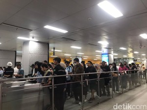 Ramainya Stasiun MRT Istora di Jam Pulang Kerja Jelang Konser Coldplay