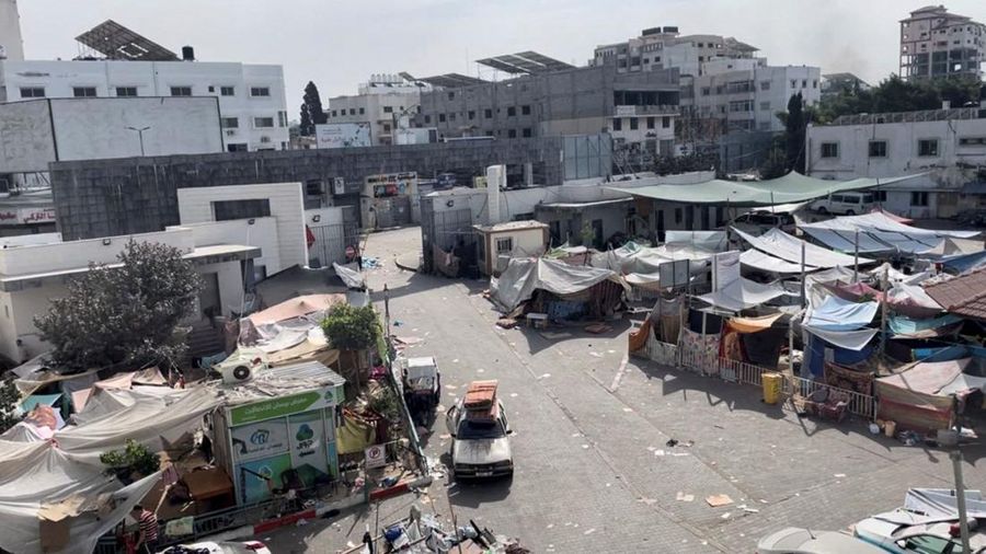 Jenazah warga Palestina yang tewas dalam serangan Israel tergeletak di halaman rumah sakit Al Shifa. (Ahmed El Mokhallalati/via REUTERS)