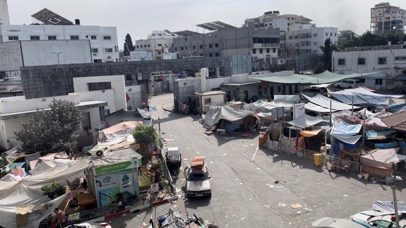 Jenazah warga Palestina yang tewas dalam serangan Israel tergeletak di halaman rumah sakit Al Shifa. (Ahmed El Mokhallalati/via REUTERS)
