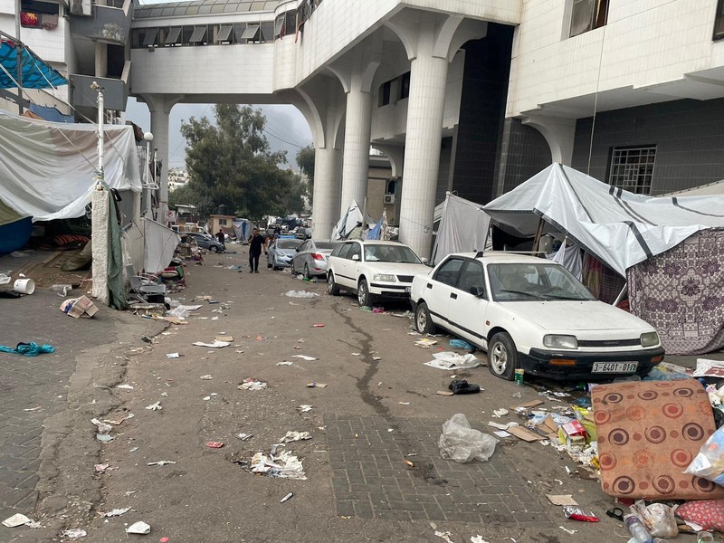 Jenazah warga Palestina yang tewas dalam serangan Israel tergeletak di halaman rumah sakit Al Shifa. (Ahmed El Mokhallalati/via REUTERS) Jenazah warga Palestina yang tewas dalam serangan Israel tergeletak di halaman rumah sakit Al Shifa. (Ahmed El Mokhallalati/via REUTERS)