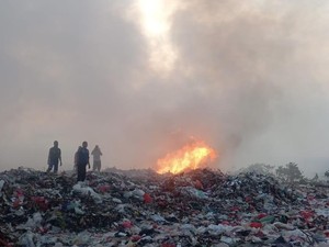 24 Jam Kebakaran di TPA Tondong Sinjai, Damkar Masih Berupaya Padamkan Api