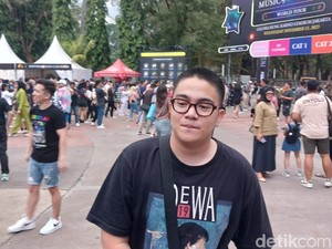 Umay Shahab Nonton Coldplay Pakai Baju Dewa 19