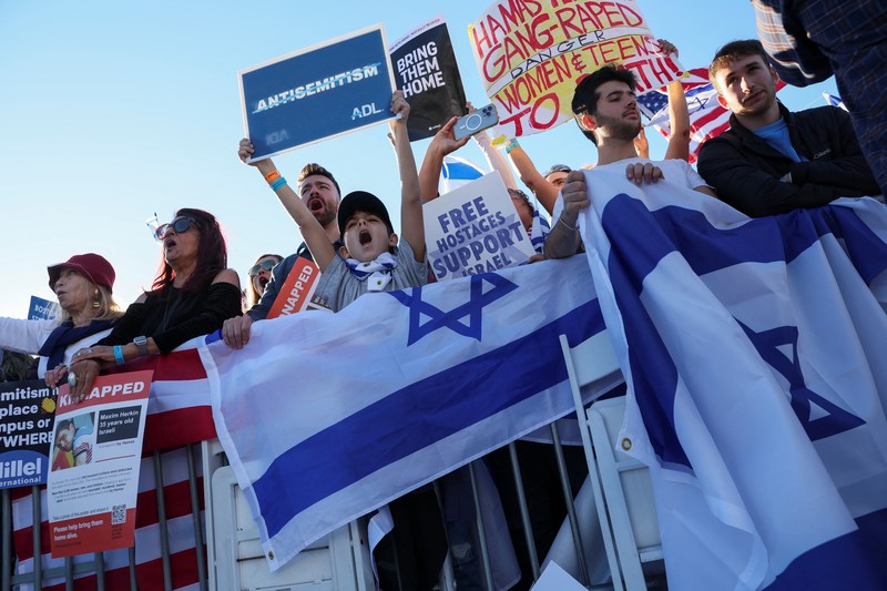 Warga Amerika Israel dan pendukung Israel berkumpul dalam solidaritas dengan Israel dan memprotes antisemitisme, di tengah konflik yang sedang berlangsung antara Israel dan kelompok Palestina Hamas, selama unjuk rasa di National Mall di Washington, AS, 14 November 2023. Warga Amerika Israel dan pendukung Israel berkumpul dalam solidaritas dengan Israel dan memprotes antisemitisme, di tengah konflik yang sedang berlangsung antara Israel dan kelompok Palestina Hamas, selama unjuk rasa di National Mall di Washington, AS, 14 November 2023. (REUTERS/Elizabeth Franz)