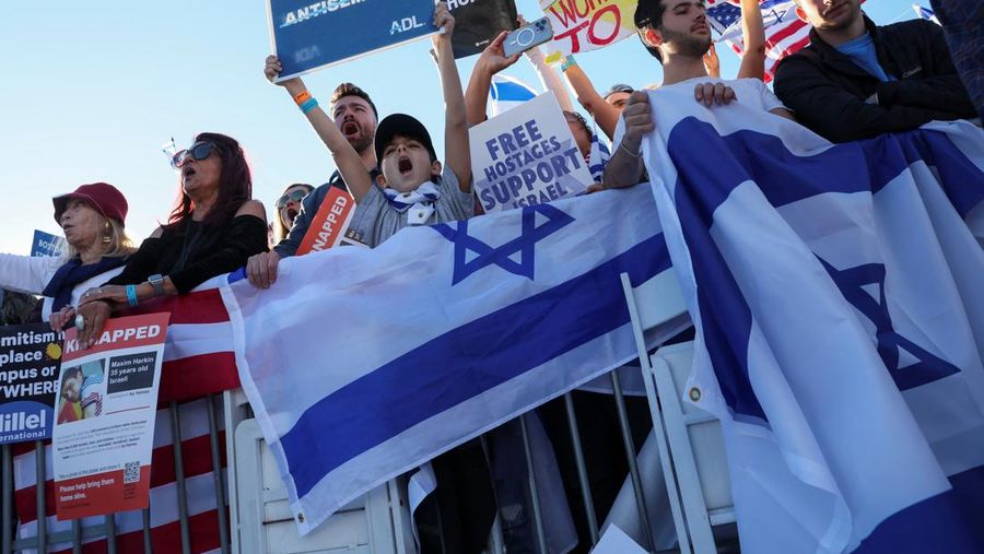 Warga Amerika Israel dan pendukung Israel berkumpul dalam solidaritas dengan Israel dan memprotes antisemitisme, di tengah konflik yang sedang berlangsung antara Israel dan kelompok Palestina Hamas, selama unjuk rasa di National Mall di Washington, AS, 14 November 2023. (REUTERS/Elizabeth Franz)