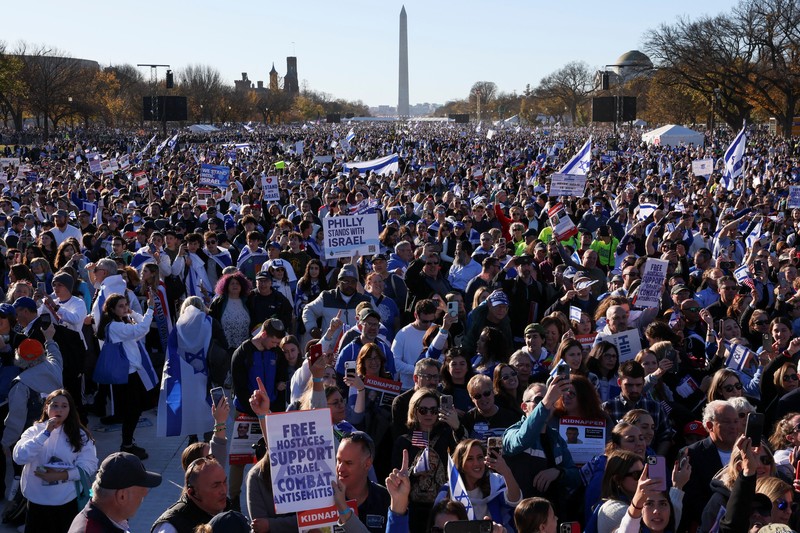 Warga Amerika Israel dan pendukung Israel berkumpul dalam solidaritas dengan Israel dan memprotes antisemitisme, di tengah konflik yang sedang berlangsung antara Israel dan kelompok Palestina Hamas, selama unjuk rasa di National Mall di Washington, AS, 14 November 2023. Warga Amerika Israel dan pendukung Israel berkumpul dalam solidaritas dengan Israel dan memprotes antisemitisme, di tengah konflik yang sedang berlangsung antara Israel dan kelompok Palestina Hamas, selama unjuk rasa di National Mall di Washington, AS, 14 November 2023. (REUTERS/Elizabeth Franz)