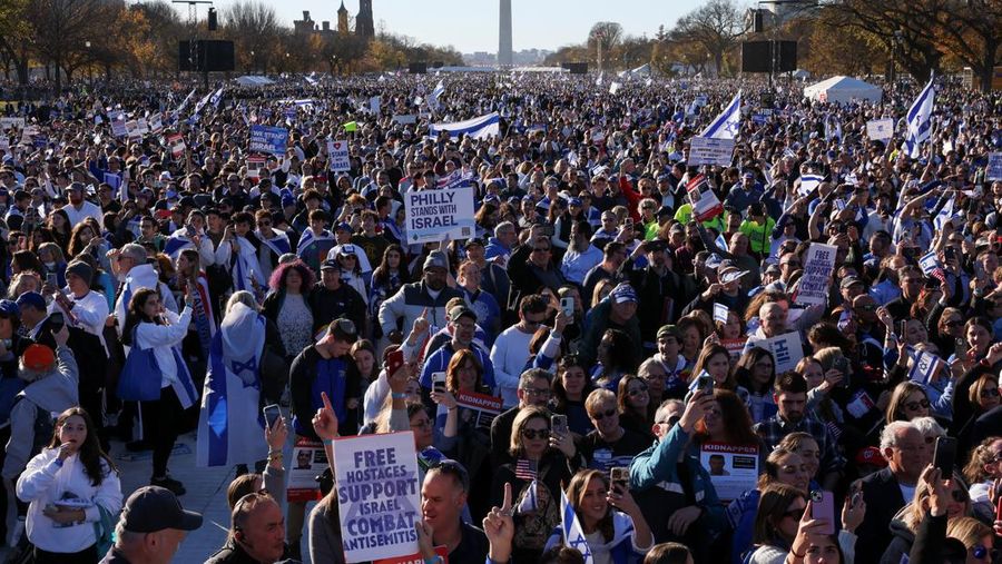 Warga Amerika Israel dan pendukung Israel berkumpul dalam solidaritas dengan Israel dan memprotes antisemitisme, di tengah konflik yang sedang berlangsung antara Israel dan kelompok Palestina Hamas, selama unjuk rasa di National Mall di Washington, AS, 14 November 2023. (REUTERS/Elizabeth Franz)