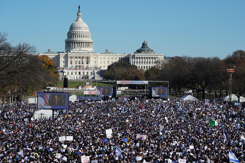 Warga Amerika Israel dan pendukung Israel berkumpul dalam solidaritas dengan Israel dan memprotes antisemitisme, di tengah konflik yang sedang berlangsung antara Israel dan kelompok Palestina Hamas, selama unjuk rasa di National Mall di Washington, AS, 14 November 2023. Warga Amerika Israel dan pendukung Israel berkumpul dalam solidaritas dengan Israel dan memprotes antisemitisme, di tengah konflik yang sedang berlangsung antara Israel dan kelompok Palestina Hamas, selama unjuk rasa di National Mall di Washington, AS, 14 November 2023. (REUTERS/Elizabeth Franz)