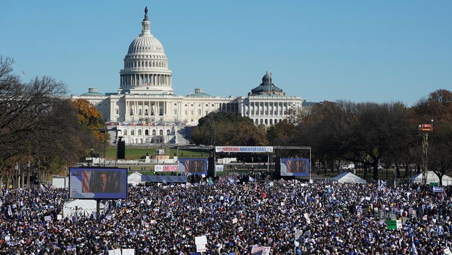 Warga Amerika Israel dan pendukung Israel berkumpul dalam solidaritas dengan Israel dan memprotes antisemitisme, di tengah konflik yang sedang berlangsung antara Israel dan kelompok Palestina Hamas, selama unjuk rasa di National Mall di Washington, AS, 14 November 2023. (REUTERS/Elizabeth Franz)