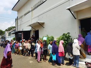 Syukur Warga Kota Malang Dapat Beras Gratis di Tengah Harga Melambung