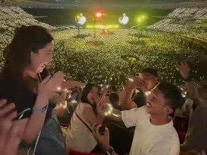 Viral Aksi Pria asal Deli Serdang Lamar Kekasih saat Konser Coldplay